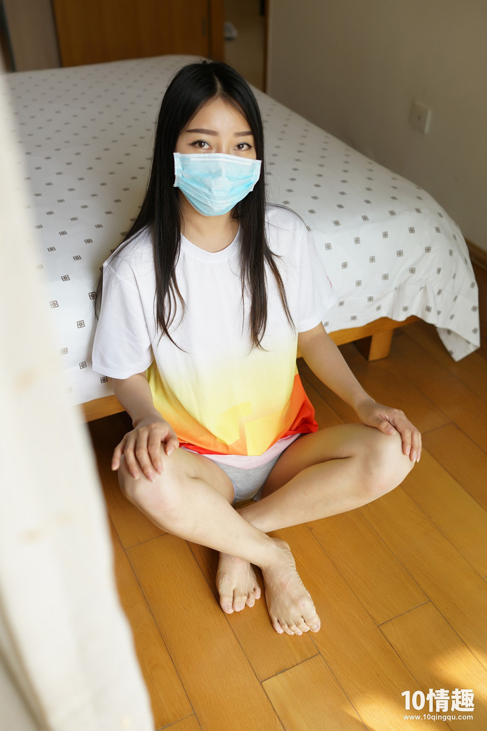 [ROSI写真]口罩系列NO.373_宽松上衣妹子无内真空激凸床上撩人姿势诱惑写真52P