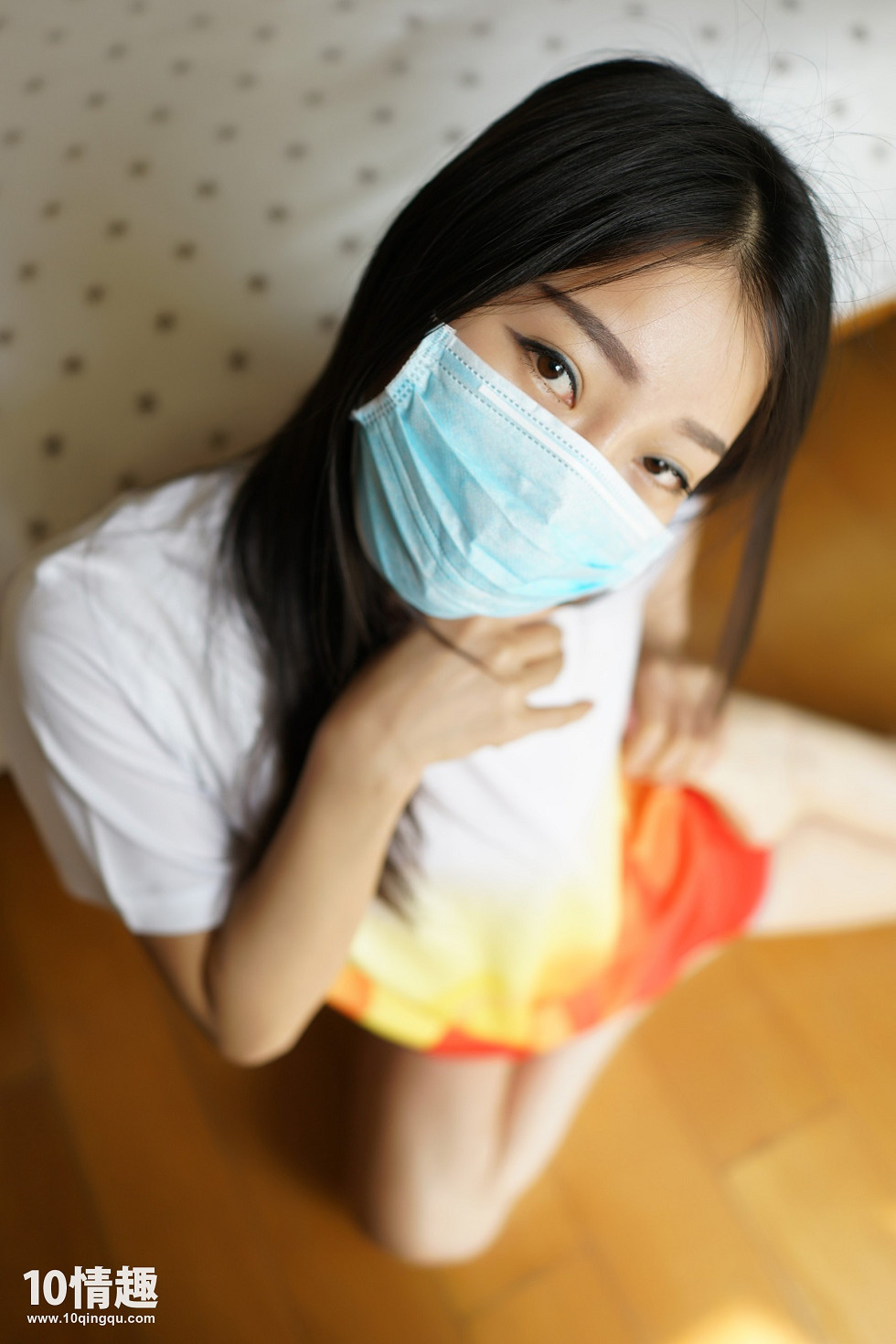 [ROSI写真]口罩系列NO.373_宽松上衣妹子无内真空激凸床上撩人姿势诱惑写真52P