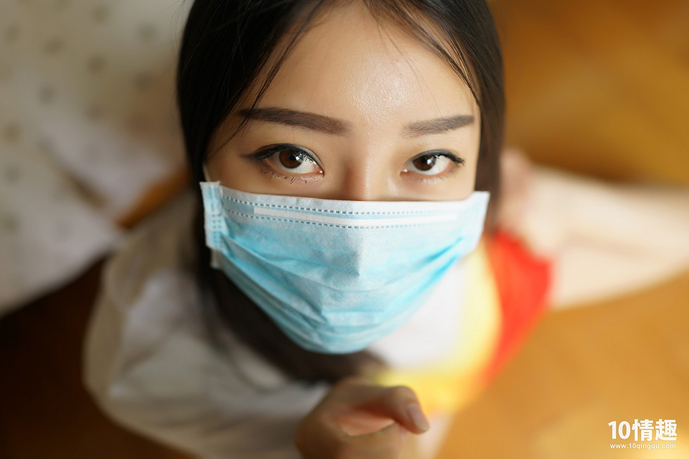 [ROSI写真]口罩系列NO.373_宽松上衣妹子无内真空激凸床上撩人姿势诱惑写真52P