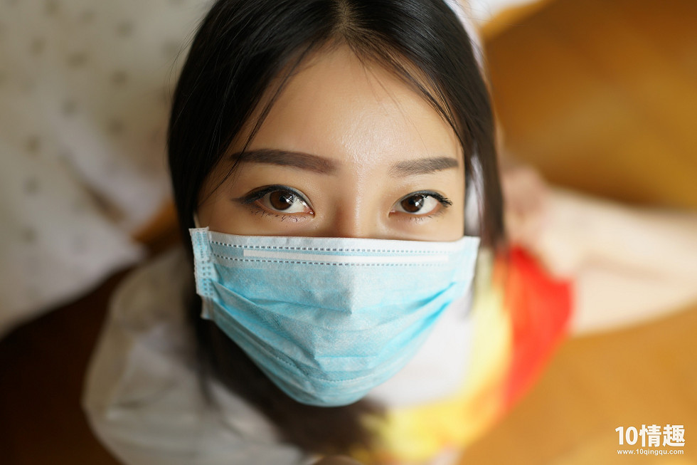 [ROSI写真]口罩系列NO.373_宽松上衣妹子无内真空激凸床上撩人姿势诱惑写真52P