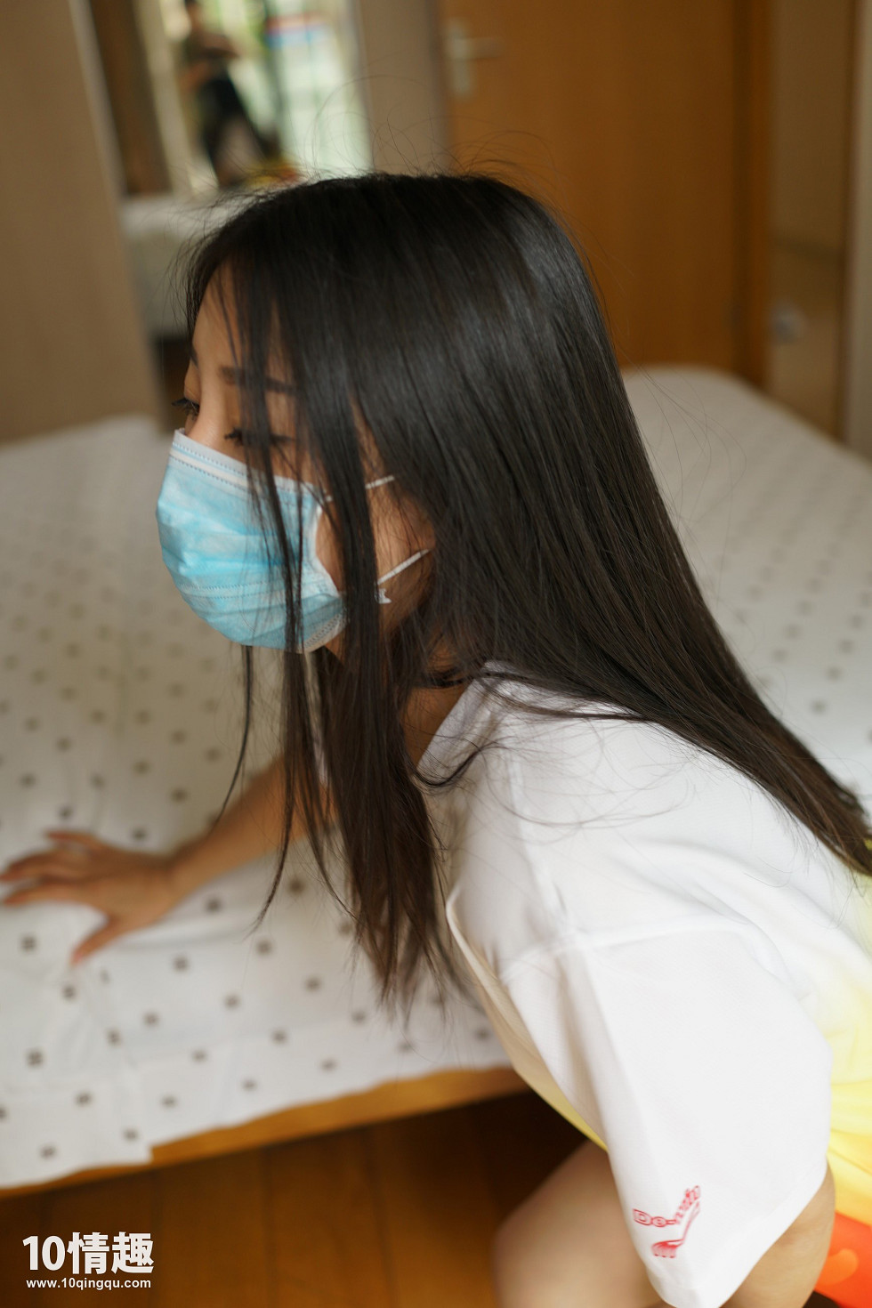 [ROSI写真]口罩系列NO.373_宽松上衣妹子无内真空激凸床上撩人姿势诱惑写真52P