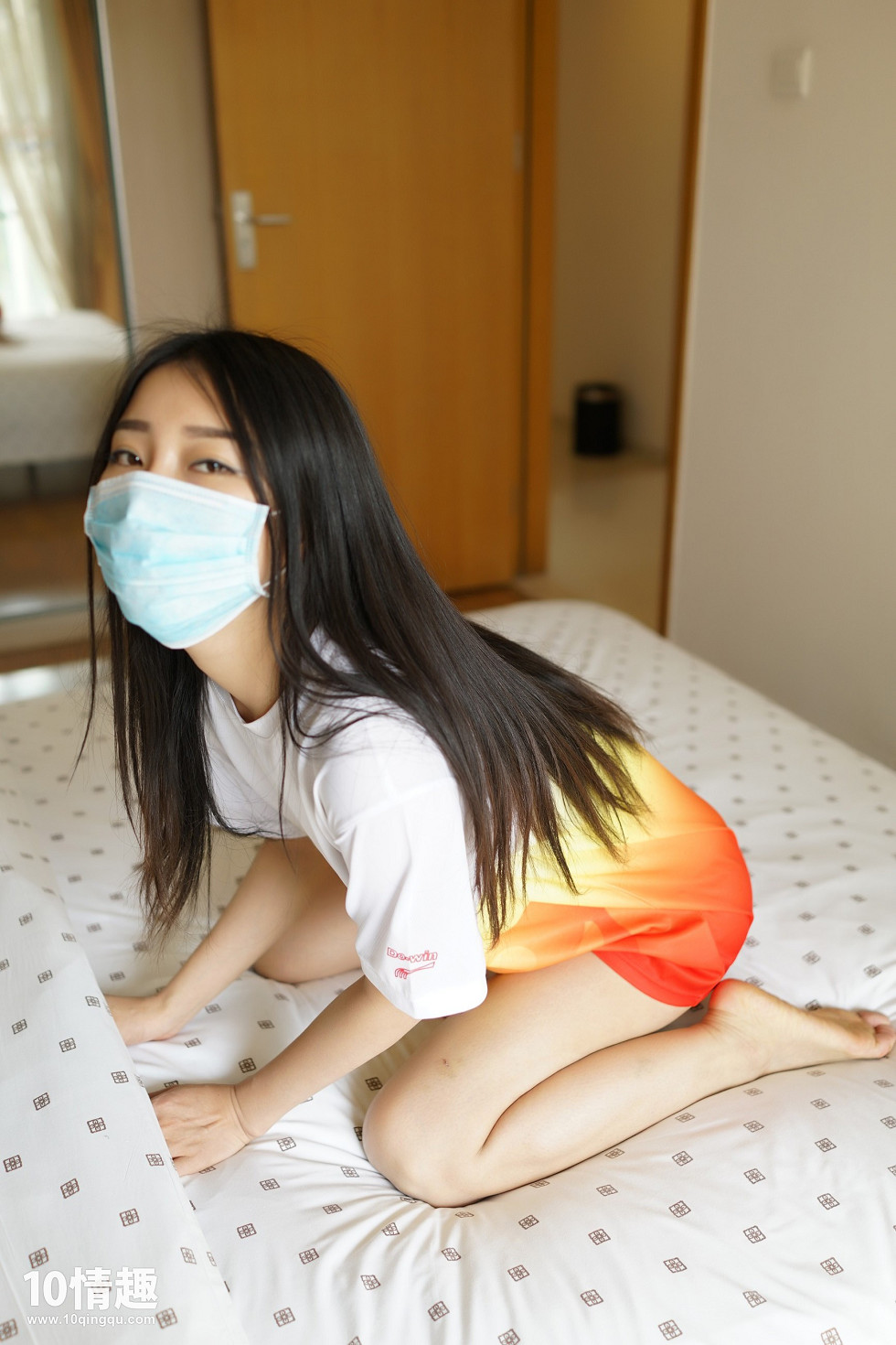 [ROSI写真]口罩系列NO.373_宽松上衣妹子无内真空激凸床上撩人姿势诱惑写真52P